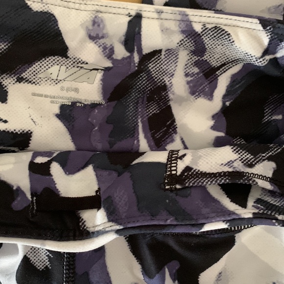 3/$20- Avia Cropped Leggings - Picture 4 of 6